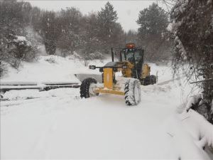 Karabük´te kar kalınlığı 60 santime ulaştı, köy yolları kapandı