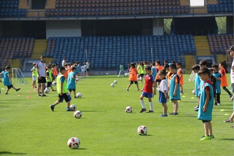Yaklaşık 400 çocuğa ücretsiz futbol eğitimi veriliyor