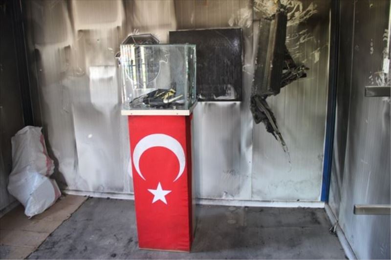 Yangında bir tek şehidin emanetleri ve Türk bayrağı yanmadı