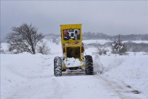 Yoğun kar yağışıyla kapanan köy yolları açılmaya devam ediyor