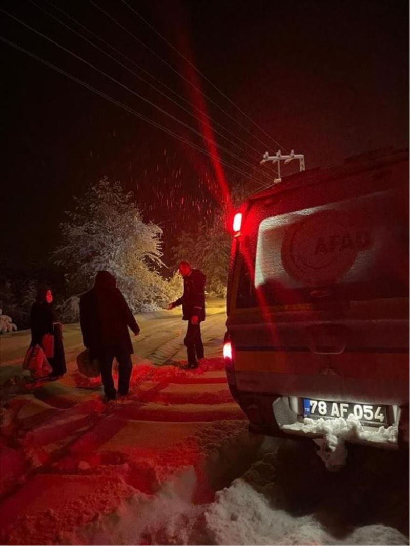  Kar yağışı sonrası mahsur kalan 12 vatandaş kurtarıldı