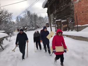 Köylüler önce yolları açtı, ardından kayak yapmanın keyfini yaşadı