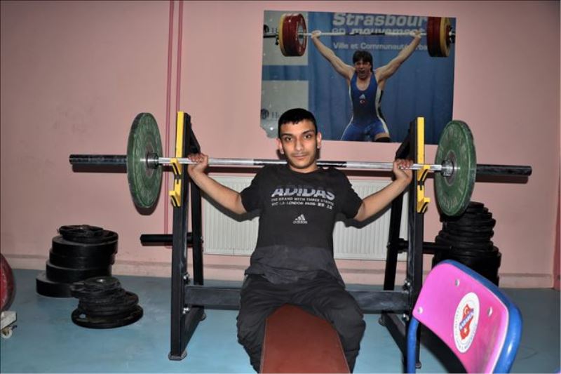 Üç haftalık antrenmanla Türkiye ikincisi olan Umut, engelini sporla aşıyor