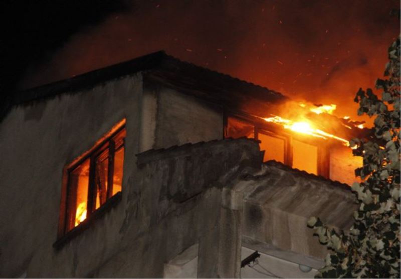 Safranbolu`da 4 Katlı Ev Yandı