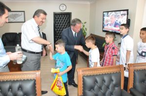 Çocuklardan Başkan Baş`a Ziyaret